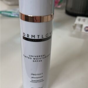 DRMTLGY Universal Tinted Moisturizer SPF 46 - White and Gold